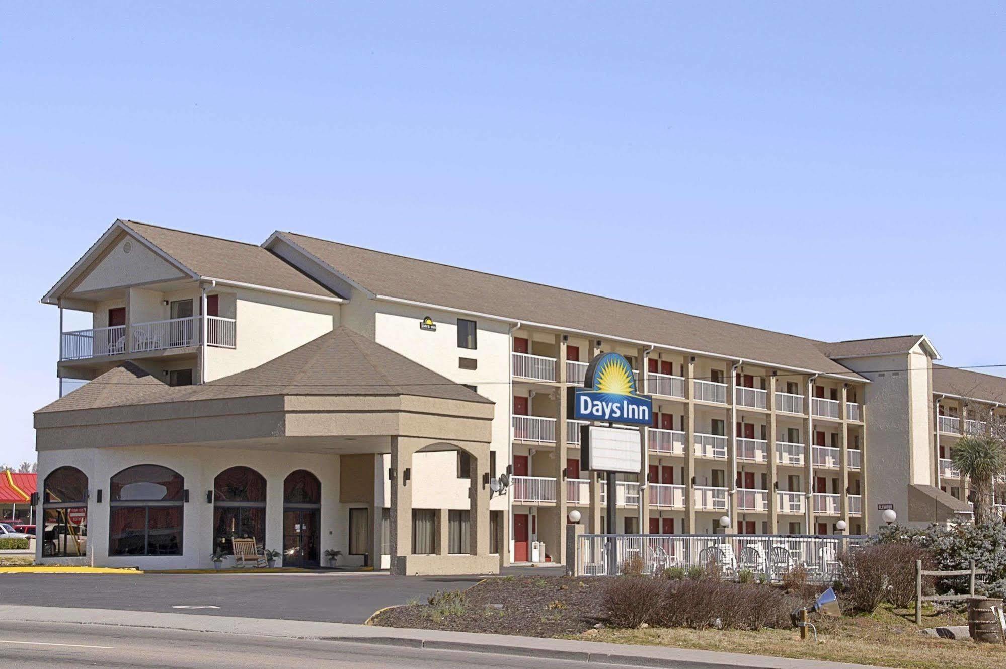 Days Inn By Wyndham Apple Valley Pigeon Forge/Sevierville Esterno foto